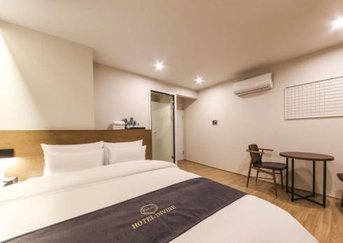Gwangju Divine Hotel غوانغجو الغرفة الصورة